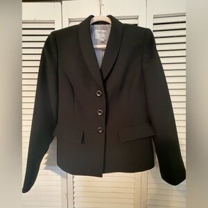 Black three-button blazer from the brand Le Suit Collections.